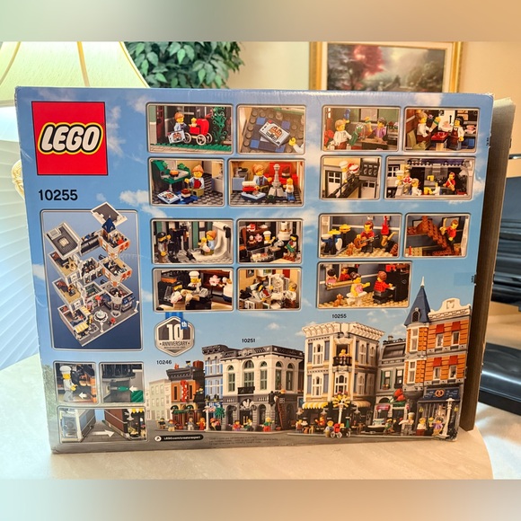 LEGO Creator Expert Assembly Square 10255 Peices - New in Box - Picture 2 of 10
